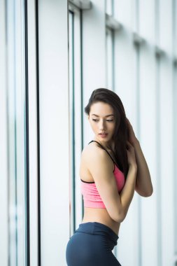 Spor kız pencere ve possing spor salonunda ayakta