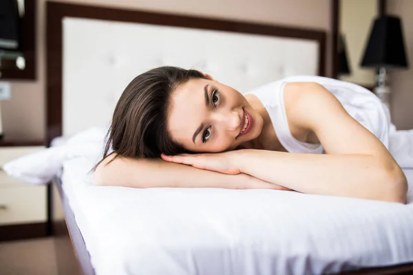 베개에 그녀의 머리에서 손으로 아침에 침대에서 휴식 하는 여자. — 스톡 사진