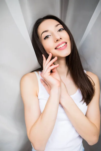 Gros plan de femme heureuse à l'intérieur rideaux de fenêtre blanche à la maison. Bonne humeur — Photo