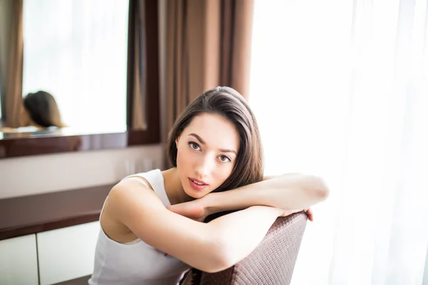 Relajante mujer sentada cómoda en silla sonriendo feliz mirando a la cámara . —  Fotos de Stock