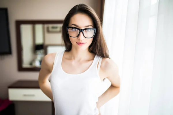 Nahaufnahme Porträt einer jungen, fröhlichen Frau mit Brille zu Hause — Stockfoto