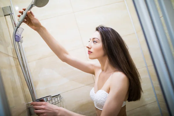 Młoda kobieta, przed prysznicem w łazience w domu — Zdjęcie stockowe