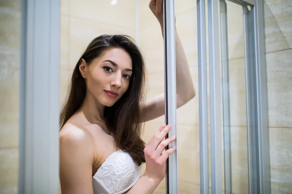 Портрет усміхненої молодої жінки в кімнаті перед душем — стокове фото