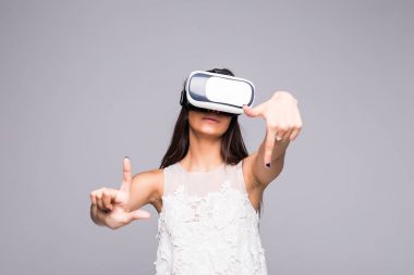 Mutlu kadın sanal gerçeklik evde çok gesticulating eller bardak VR-kulaklık kullanarak deneyim elde gülümse