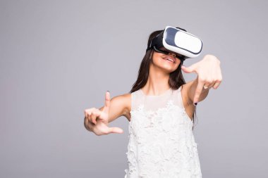mutlu kadın heyecanlı 3d kullanarak cyber eğlence izlerken 360 Sanal gerçeklik görüş gözlüğü çekici genç deneyim vr simülasyon gerçeklik ve yeni oyun izole teknolojisi gri arka plan
