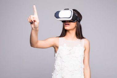 Mutlu kadın sanal gerçeklik evde çok gesticulating eller bardak VR-kulaklık kullanarak deneyim elde gülümse