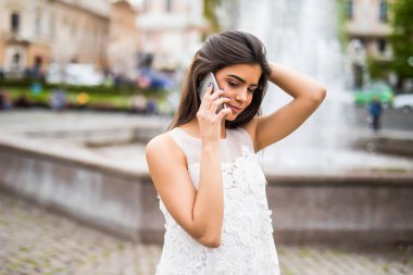 İstemci sokakta ile cep telefonu üzerinde konuşurken çekici esmer işkadını