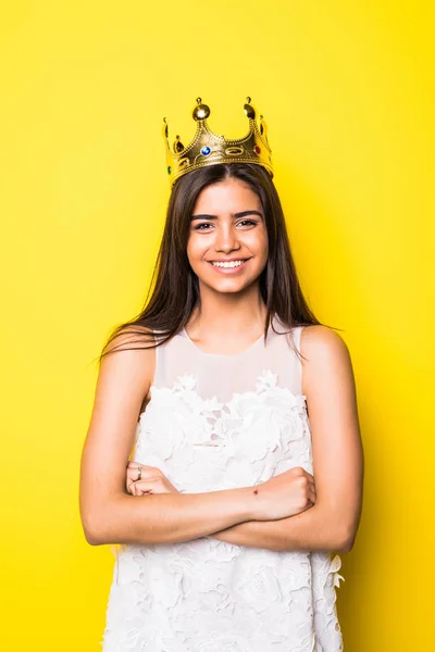 Krásná mladá žena nosí korunu a pěkné šaty na žlutém podkladu — Stock fotografie