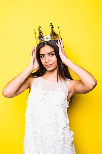 Krásná mladá žena nosí korunu a pěkné šaty na žlutém podkladu — Stock fotografie