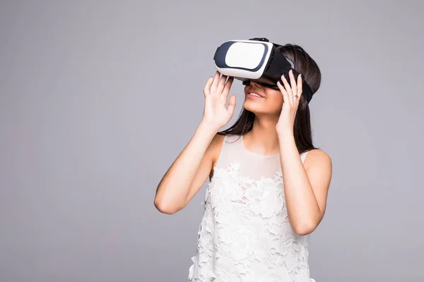 Joven atractiva mujer feliz emocionada usando gafas 3d viendo 360 visión de realidad virtual disfrutando de la experiencia de la diversión cibernética en la realidad de simulación vr y la nueva tecnología de juego fondo gris aislado — Foto de Stock