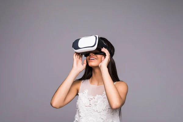 Sonríe mujer feliz consiguiendo experiencia usando gafas VR-auriculares de realidad virtual en casa manos mucho gesticulantes — Foto de Stock
