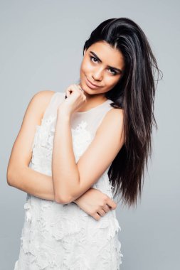 Bir elbise gri arka plan üzerinde duran güzel kadın