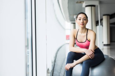 Güzel genç kız uygun topu ile. Pilates topuyla antrenman fitness kadın dinlenmek ve egzersiz yaptıktan sonra dinlenme