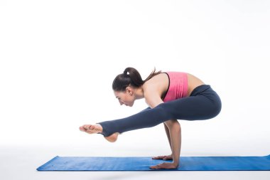 Beyaz arka plan üzerinde Yoga egzersiz çalışan kadın izole genç güzellik