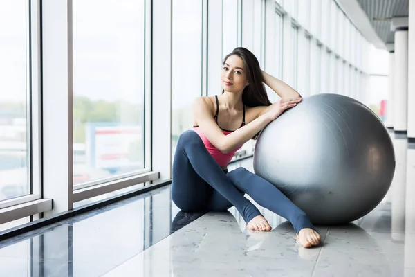 Mujer joven bebiendo batido sano fresco después del entrenamiento. Concepto de fitness y estilo de vida saludable . — Foto de Stock