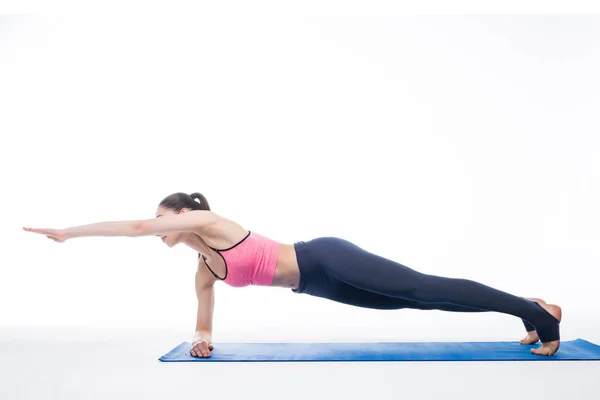 Wanita muda sporty melakukan latihan yoga terisolasi di latar belakang putih — Stok Foto