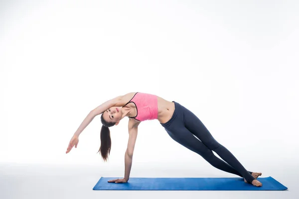 Yoga wanita muda berpose pada latar belakang studio putih terisolasi — Stok Foto