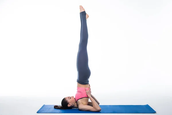 Sporty giovane donna che fa yoga pratica isolato su sfondo bianco — Foto Stock