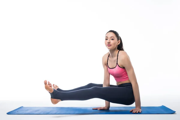 Unga skönhet kvinna som arbetar Yogaövning isolerad på vit bakgrund — Stockfoto