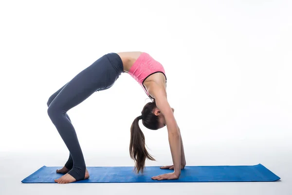 Jeune beauté Femme travail yoga exercice isolé sur fond blanc — Photo