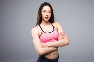 Fitness kadın spor giyim gri arka plan üzerine ateş studio poz