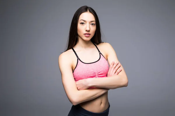 Mulher fitness em roupas esportivas posando em fundo cinza, tiro estúdio — Fotografia de Stock