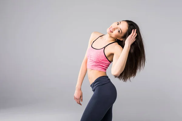 Mujer atractiva joven practicando yoga, de pie en diferentes ejercicios de yoga, usando ropa deportiva aislada sobre fondo gris. Serie de Yoga Concepto de Posición —  Fotos de Stock