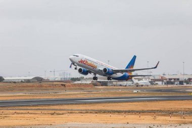 Faro, Portekiz - Haziran 24, 2017: Jet2holidays uçuşlar uçak kalkış Faro Uluslararası Havaalanı'na. 