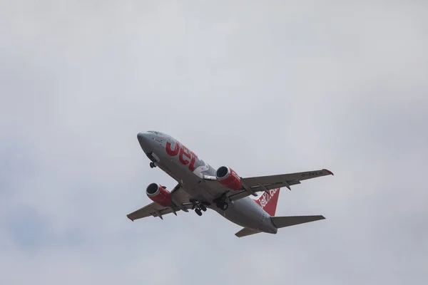 Faro, portugal - 24. juni 2017: jet2 flüge flugzeug abflug vom internationalen flughafen faro. — Stockfoto