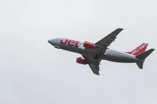 FARO, PORTUGAL - 24 de junio de 2017: jet2 Vuelos desde el Aeropuerto Internacional de Faro . — Foto de Stock