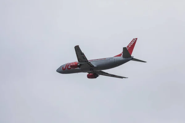 Faro, portugal - 24. juni 2017: jet2 flüge flugzeug abflug vom internationalen flughafen faro. — Stockfoto