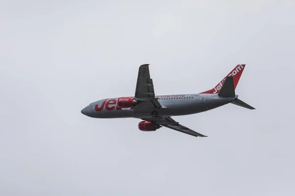 Faro, Portugalia - 24 czerwca 2017: jet2 loty samolotu odejście od międzynarodowego lotniska w Faro. — Zdjęcie stockowe