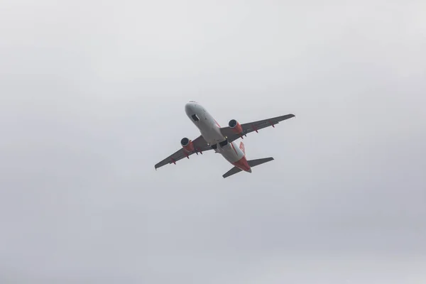 Faro, portugal - 24. juni 2017: easyjet flüge flugzeug abflug vom internationalen flughafen faro. — Stockfoto