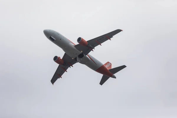 Faro, Portugália - június 24, 2017: easyjet járat repülőgép indulás Faro nemzetközi repülőtér. — Stock Fotó