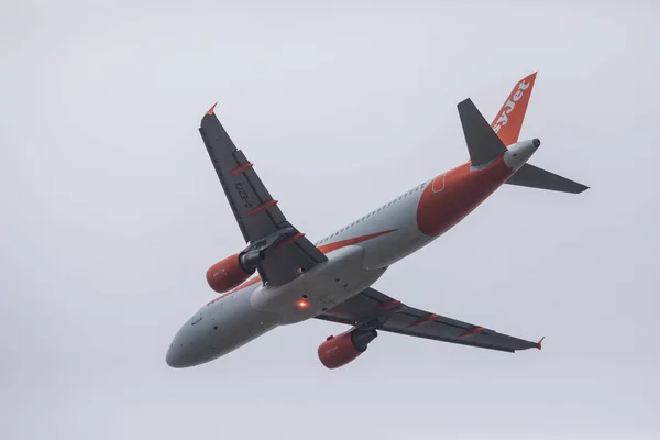 Faro, portugal - 24. juni 2017: easyjet flüge flugzeug abflug vom internationalen flughafen faro. — Stockfoto