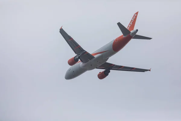 Faro, portugal - 24. juni 2017: easyjet flüge flugzeug abflug vom internationalen flughafen faro. — Stockfoto