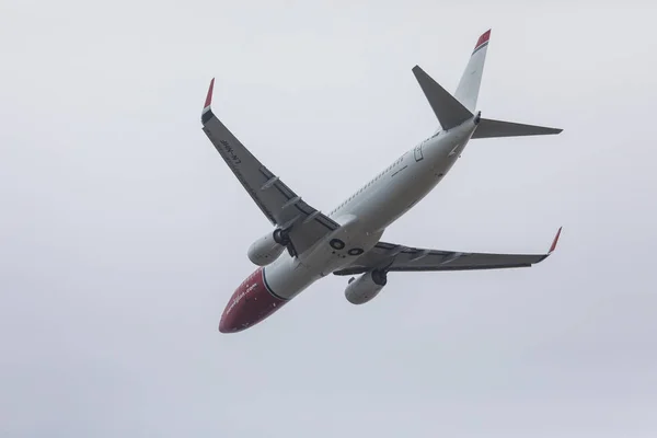 FARO, PORTUGAL - 24 de junio de 2017: Salida del avión de Norwegian Flights desde el Aeropuerto Internacional de Faro . — Foto de Stock