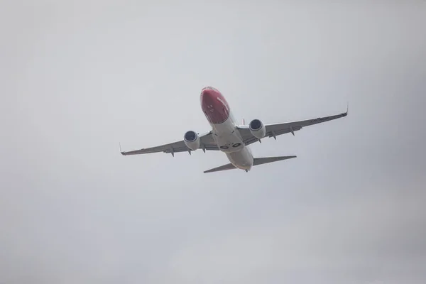 Faro, portugal - 24. juni 2017: easyjet flüge flugzeug abflug vom internationalen flughafen faro. — Stockfoto