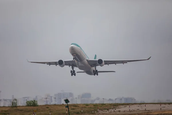 Faro, portugal - 24. juni 2017: flüge flugzeug abflug vom internationalen flughafen faro. — Stockfoto