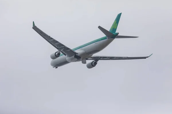 FARO, PORTUGAL - 24 de junio de 2017: Vuelos desde el Aeropuerto Internacional de Faro . — Foto de Stock