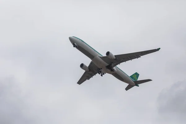 Faro, portugal - 24. juni 2017: flüge flugzeug abflug vom internationalen flughafen faro. — Stockfoto