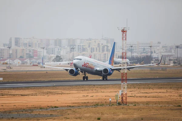 Faro, Portekiz - Haziran 24, 2017: Jet2holidays uçuşlar uçak kalkış Faro Uluslararası Havaalanı'na. 