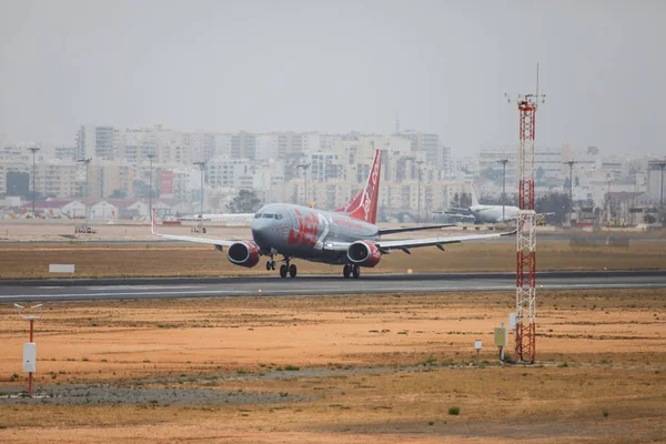 Faro, Portekiz - Haziran 24, 2017: Jet2 uçuşlar uçak departur