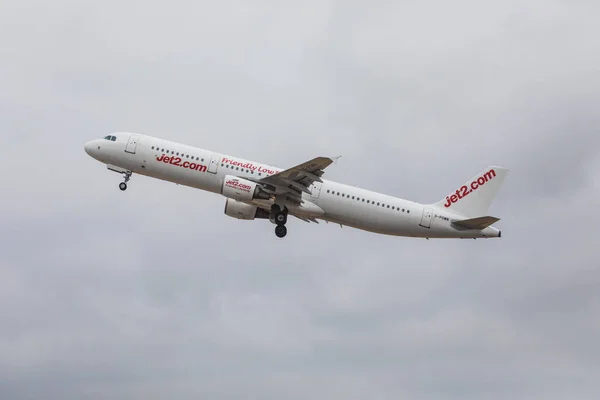 Faro, portugal - 24. juni 2017: jet2 flüge flugzeug abflug vom internationalen flughafen faro. — Stockfoto