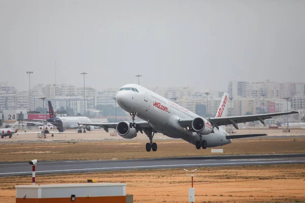 Faro, Portekiz - Haziran 24, 2017: jet2 uçuşlar uçak kalkış Faro Uluslararası Havaalanı'na. 