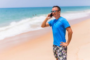 Aktif yakışıklı Smartphone okyanus arka plan arka yüzüne kullanma 