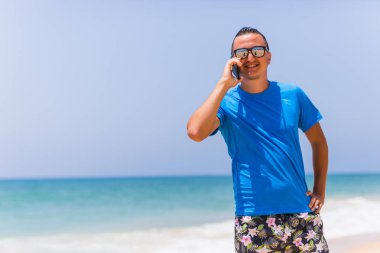 Beach telefonda konuşan genç adam