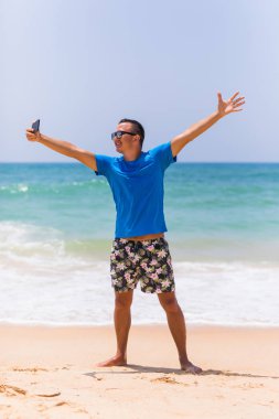 Neşeli adam selfie tropikal palmiye ağaçları arka plan ile ada kendini erkek turist portre