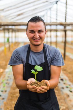 Adamın ellerini yere içine fide dikim 