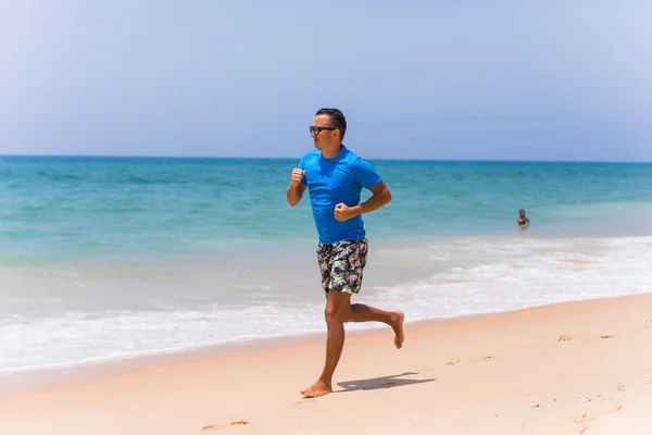 Man running on tropical beach  make sport — Stock Photo, Image